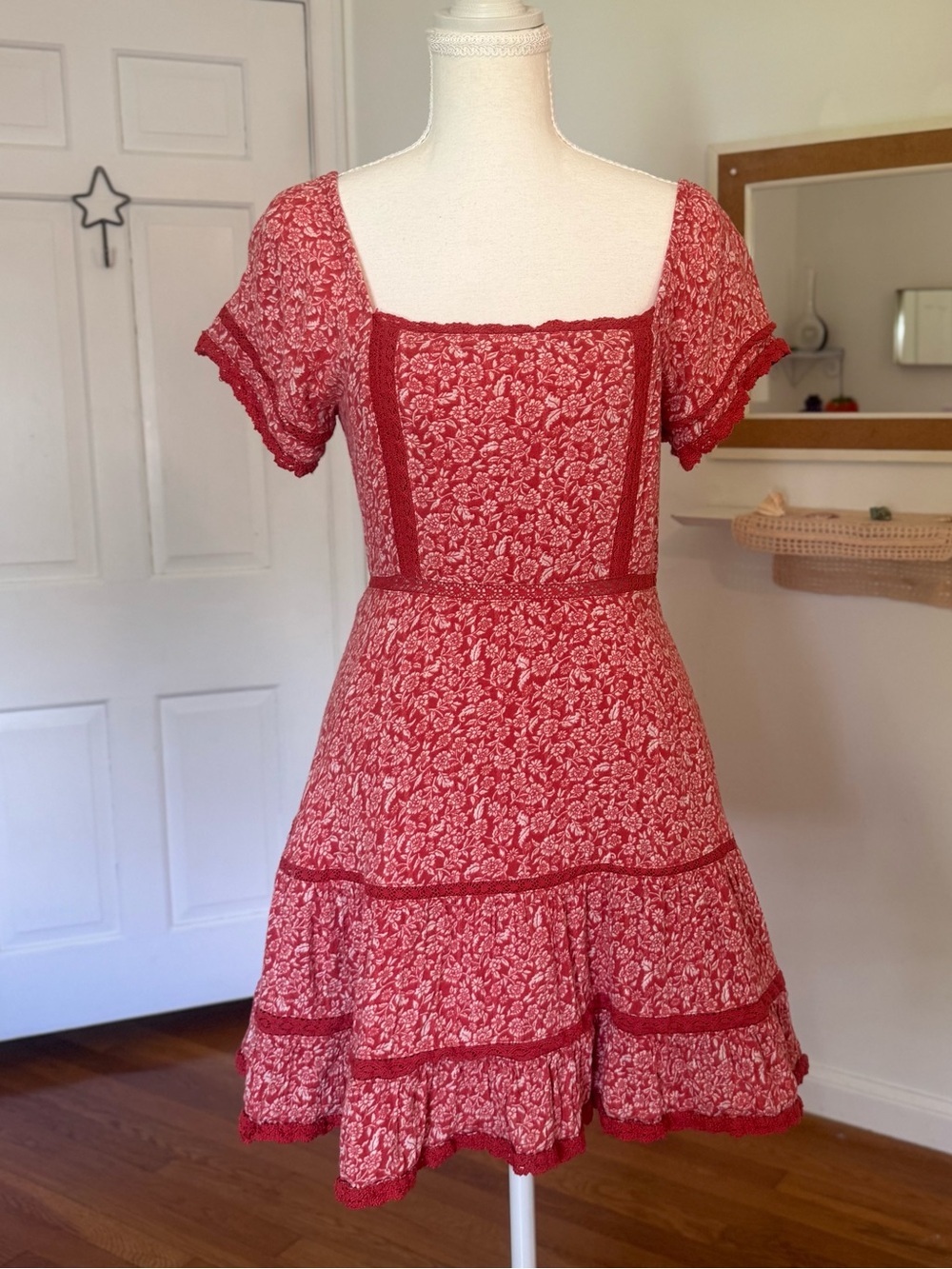 American Eagle Flirty Red Floral Crochet Lace Trim Tiered Boho Dress Size Small